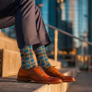 ティール＆オレンジの抽象画アートソックス - スタイリッシュな男性のためのカラフルな幾何学模様のドレスソックス