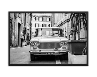 Coche de época en la Roma moderna Fotografía en blanco y negro Impresión enmarcada
