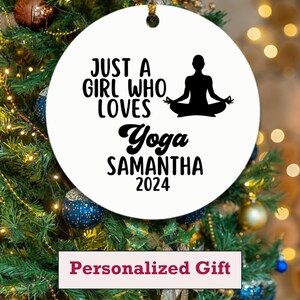 Personlig yogaprydnad, bara en tjej som älskar yogaprydnad, julklapp, rolig yoga, söt julklapp, högtidsgåva