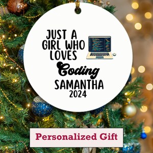 Puede incluir: Adorno redondo blanco con el texto "JUST A GIRL WHO LOVES Coding SAMANTHA 2024" y un gráfico de portátil. El adorno también tiene el texto "Personalized Gift" en una pancarta granate.
