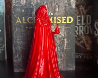 Figura de capuz vermelho inspirada em Alchemised | Colecionável de livro de fantasia impresso em 3D | Decoração para estante | Presente para leitor