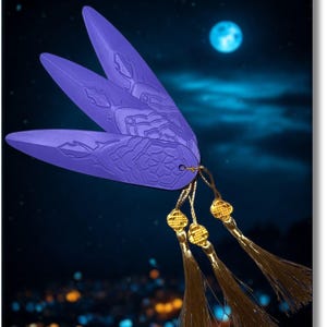 Puede incluir: Un abanico decorativo morado con intrincados diseños tallados. El abanico tiene tres secciones y está adornado con borlas doradas y detalles dorados decorativos. El fondo presenta un cielo nocturno con luna llena y luces de la ciudad.