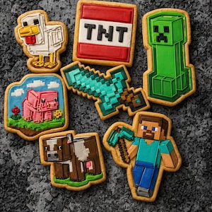 以下が含まれることがあります： ニワトリ、TNTブロック、クリーパー、ダイヤモンドの剣、スティーブ、豚のシーン、牛など、Minecraftをテーマにしたクッキーの詰め合わせ。 各クッキーは、カラフルなアイシングで複雑に装飾され、茶色で縁取られています。