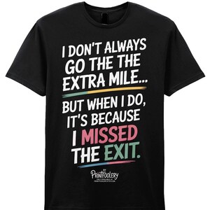 Camiseta divertida, camiseta negra con estampado gráfico para viajes por carretera con el eslogan "Salida perdida".
