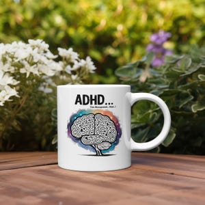 ADHD-koffiemok, keramisch, 325 ml, ontwerp voor tijdmanagement met kleurrijke hersenafbeelding.