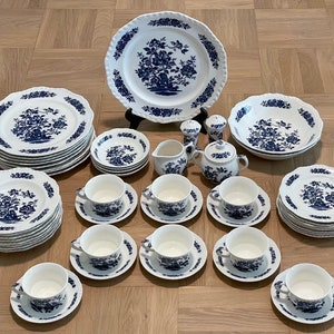 51-delig, vintage, Jardin Bleu by Nasco, serviesgoed van China met blauw bloemencentrum en rand en gadroonranden