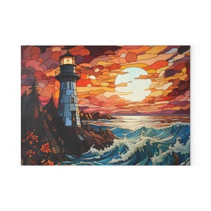 Può includere: Un dipinto vibrante di un faro su una costa rocciosa al tramonto. Il cielo è pieno di tonalità arancioni, rosse e gialle, e le onde dell'oceano sono di un blu intenso. Il faro è azzurro e bianco.