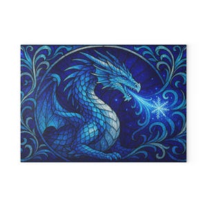 Pode incluir: Impressão em tela com um dragão azul em estilo vitral. O dragão é retratado com tons de azul e branco, exalando um floco de neve. A obra de arte é emoldurada por uma borda decorativa.