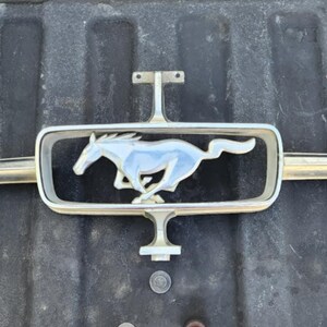 1968 Ford MUSTANG Grille Corral & Cheval Emblème Neuf