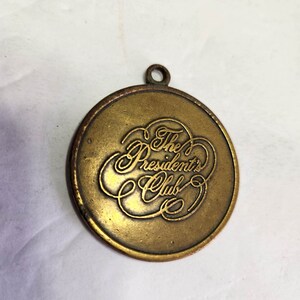 Vintage The President&#39;s Club Camping World Pendant Medal Keychain Kentucky Retro