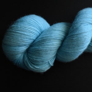 Post 100% Fine Organic Merino Wool 1ply Fingering 437yrds 100g Dyed naturally with botanical materials image 2