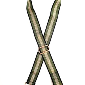 Una correa de cámara de guitarra con rayas de oro verde ideal para bandolera ajustable de hasta 51". Opción de incluir 2 anillos en D a juego.
