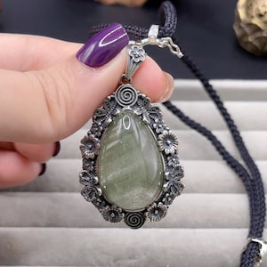 Collier pendentif en argent sterling avec quartz fantôme vert.
