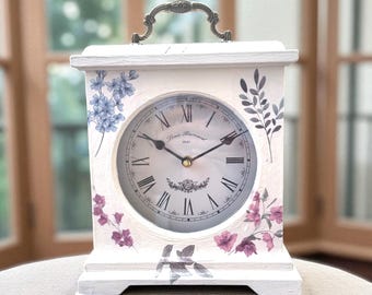 Reloj de repisa de madera estilo vintage con diseño floral decoupage pintado a mano.