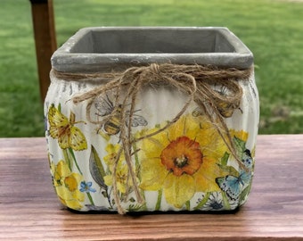 Planter, Outdoor Decor, Daffodil & Bee Planter, Planter, Outdoor Planters, Garden Planters, Outdoor Planter, Bee Planter, Planters and Pots