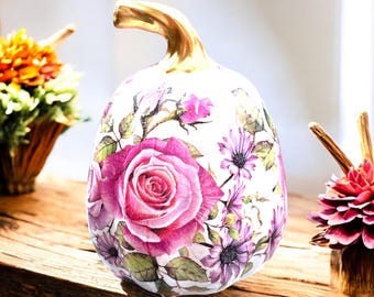 Abóbora de cerâmica floral: decoração de rosas com haste dourada