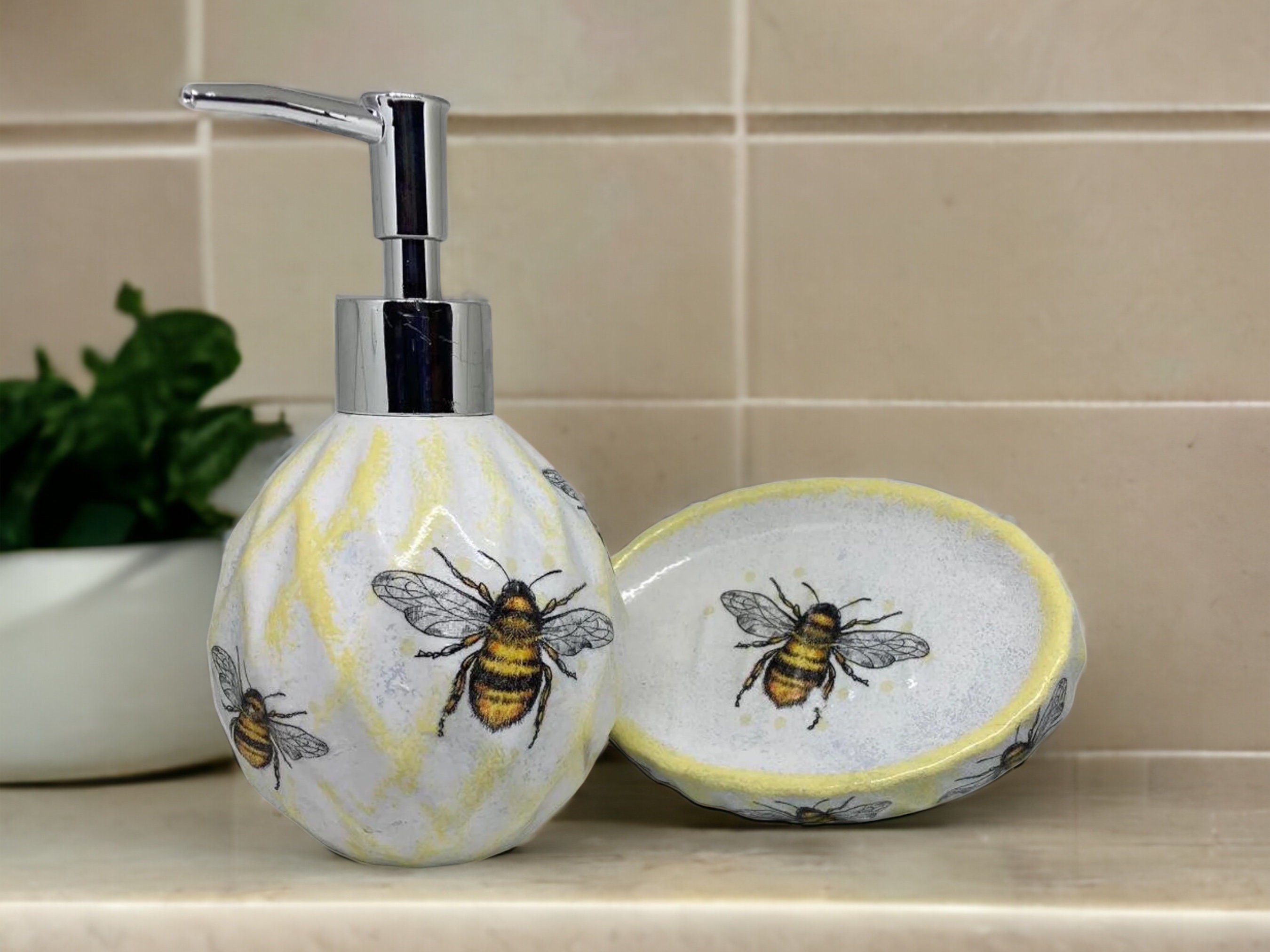 Bee Soap Dispenser and Dish Set - Handcrafted Ceramic Honeybee Bathroom  Decor - Perfect Gift for Nature Lovers and Home Enthusiasts