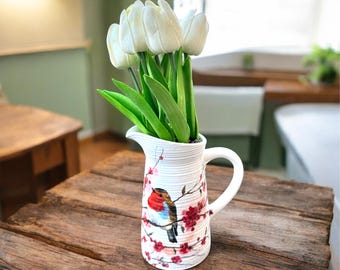 Jarrón con forma de petirrojo, arreglo de tulipanes artificiales, diseño floral de pájaros, decoración rústica de casa de campo.