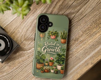 Puede incluir: Funda de teléfono verde con una ilustración botánica de plantas en macetas y el texto "Rooted in Growth". La funda tiene un acabado mate y un recorte para la cámara. El fondo es de color verde claro.