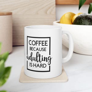 Dorosłość jest trudna Kubek do kawy, Zabawny ceramiczny kubek dla miłośników kawy, Opcje rozmiaru 11 oz i 15 oz, Sarkastyczny kubek z humorem, Prezent do biura, Wystrój kuchni