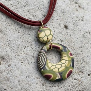 Collier pendentif tourbillon vert olive carmin, bijou léger en pâte polymère, cadeau pour elle
