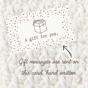 Op de afbeelding: Een cadeaukaart met een witte achtergrond en een confetti patroon in roze, goud en bruin. De kaart heeft een cadeau-illustratie en de tekst "A gift for you." Daaronder staat "Gift messages are sent on this card, hand written."