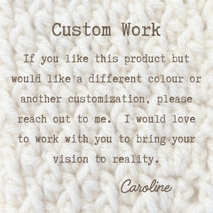 Op de afbeelding: Afbeelding met de tekst "Custom Work" en een bericht over aangepaste bestellingen. De tekst is in een bruin lettertype op een witte, getextureerde achtergrond. De boodschap moedigt klanten aan om contact op te nemen voor aangepaste kleuren of aanpassingen.