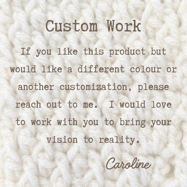 Op de afbeelding: Afbeelding met de tekst "Custom Work" en een bericht over aangepaste bestellingen. De tekst is in een bruin lettertype op een witte, getextureerde achtergrond. De boodschap moedigt klanten aan om contact op te nemen voor aangepaste kleuren of aanpassingen.