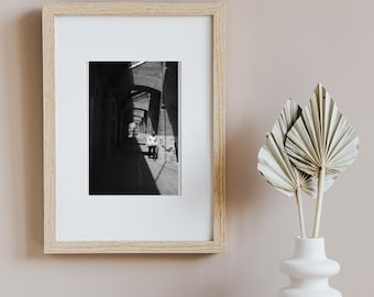 Fotografía de arquitectura del Museo Romano: Iluminación de claroscuro (Descarga digital)