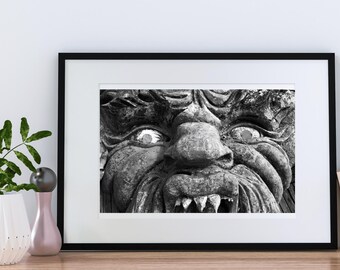 Fotografía vintage de cara de monstruo: Arte espeluznante en un paseo marítimo (descarga digital)