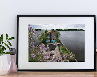 Impresión artística del muelle de grafiti de Filadelfia: Paisaje urbano con flores primaverales (descarga digital)