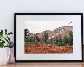 Impresión del templo budista de Sedona: Banderas de oración y rocas rojas (descarga digital)