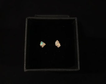 Boucle d'oreille d'opale blanche **SPECTRE COMPLET** sur serti d'argent 925, Boucles d'oreilles d'opale pour elle, pour lui.