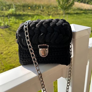 Handgemachte gehäkelte Crossbody-Tasche mit Kette - Kleine Schultertasche