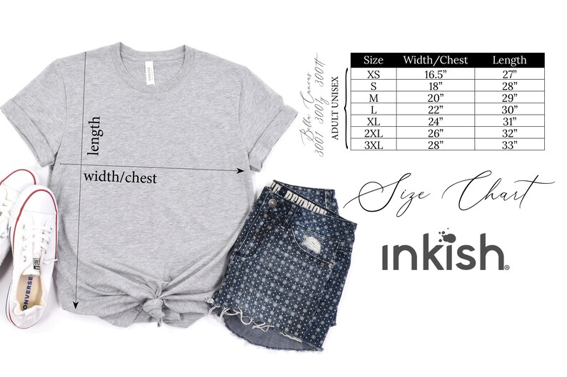 Pu&ograve; includere: Una maglietta unisex per adulti Bella Canvas grigio chiaro con una tabella delle taglie. La maglietta &egrave; abbinata a pantaloncini di jeans e scarpe da ginnastica Converse bianche. La tabella delle taglie mostra le misure in cm per larghezza/petto e lunghezza.