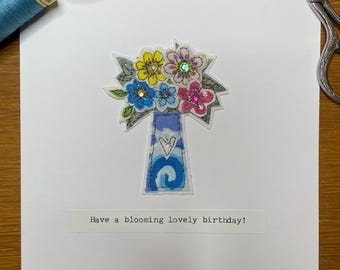 Tarjeta de cumpleaños con jarrón de flores: Tarjeta de felicitación textil hecha a mano y cosida a mano.