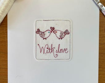 Tarjeta de felicitación con amor, boda, aniversario y San Valentín: Tarjeta de felicitación textil hecha a mano y cosida a mano.