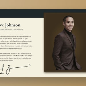 Może przedstawiać: Profesjonalne zdjęcie portretowe Steve'a Johnsona, Esq. Certyfikowanego w prawie biznesowym. Obraz jest na brązowym tle z białą ramką. Tekst "Steve Johnson Esq. - Certified in Business Enterprise Law" jest wyświetlany nad zdjęciem. Pod zdjęciem znajduje się akapit tekstu i podpis odręczny.