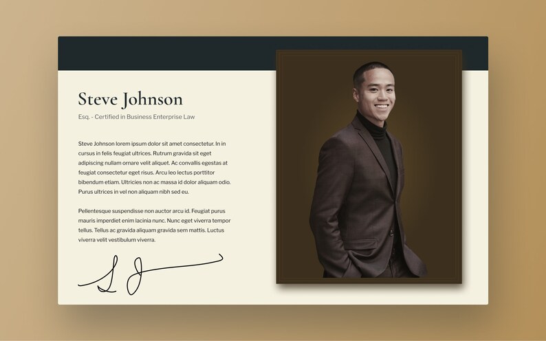 Może przedstawiać: Profesjonalne zdjęcie portretowe Steve'a Johnsona, Esq. Certyfikowanego w prawie biznesowym. Obraz jest na brązowym tle z białą ramką. Tekst "Steve Johnson Esq. - Certified in Business Enterprise Law" jest wyświetlany nad zdjęciem. Pod zdjęciem znajduje się akapit tekstu i podpis odręczny.