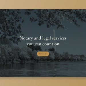 Może przedstawiać: Baner strony internetowej z ciemnoniebieskim tłem przedstawiający nocny obraz rzeki z drzewami i wysokim budynkiem w oddali. Tekst "Notary and legal services you can count on" jest wyświetlany białym kolorem czcionki. Przycisk z etykietą "Contact Us" znajduje się w środku obrazu.