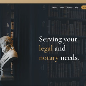 Może przedstawiać: Strona gł&oacute;wna witryny internetowej dla usług prawnych i notarialnych o nazwie "Scaled". Witryna ma ciemne tło z regałem pełnym książek i biały tekst nagł&oacute;wka, kt&oacute;ry brzmi "Serving your legal and notary needs."