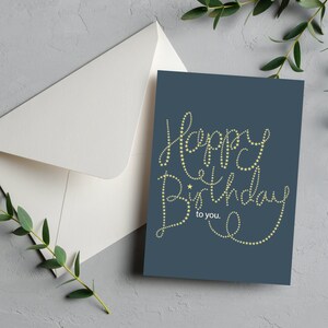 Geburtstagskarte, elegant in Dunkelblau mit Sterndesign, alles Gute zum Geburtstag, einzigartiger gepunkteter kursiver Text, perfekte Grußkarte für Feierlichkeiten
