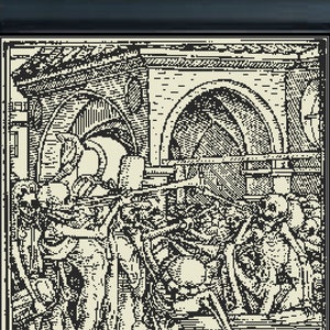 Op de afbeelding: Een zwart-wit houtsnede die de Dood afbeeldt als een skeletfiguur met een zeis, die een stoet mensen naar een grote, open deuropening leidt. De prent is ingelijst in een zwart frame.
