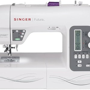 Op de afbeelding: Witte Singer Futura naaimachine met een digitaal display en bedieningspaneel. Voorzien van een spoelwinder, naaldinrijger en diverse steekopties. De tekst "SINGER | Futura" is zichtbaar.