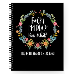 Könnte beinhalten: Ein schwarzes Spiralbuch mit einem floralen Kranzdesign. Der Text auf dem Cover lautet "F*CK! I'M DEAD! Now What?" und "END OF LIFE PLANNER & JOURNAL".