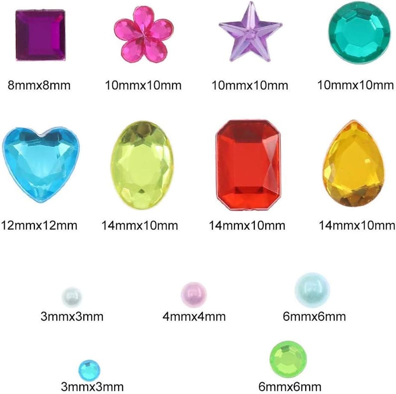 Op de afbeelding: Assortiment van kleurrijke plastic edelstenen in verschillende vormen en maten, waaronder een hart, ster, bloem, ovaal, vierkant, traan en ronde vormen. De edelstenen vari&euml;ren in grootte van 3 mm tot 14 mm.