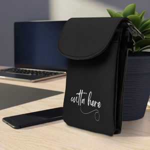 Funny Woman Outta Here mobiele telefoon portemonnee-stijlvol compact accessoire voor bagage set-bijpassende vakantiekoffer reiscadeau-tienerfeest portemonnee