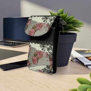 Cartera con correa para teléfono móvil para mujer, monedero vintage con diseño floral en tonos rosas, conjunto de accesorios compactos y elegantes, compartimentos a juego para el equipaje de vacaciones