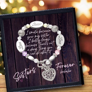 Ensemble cadeau Sisters Forever pour soeur, bracelet à breloques en perles de roche et ensemble de cartes personnalisées - Carte amusante à ma soeur - Best-seller - Cadeau pour soeur bonus