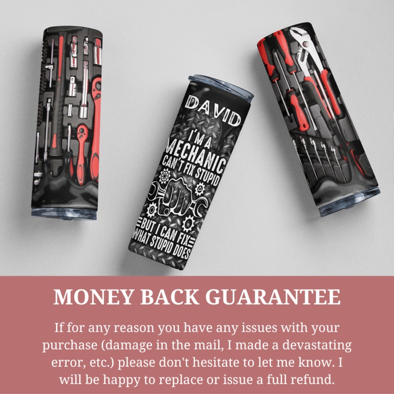 Op de afbeelding: Een zwarte en rode tumbler met een wit ontwerp dat zegt "Ik ben een monteur Kan geen domheid repareren Maar ik kan repareren wat domheid doet". De tumbler heeft bovenaan de gepersonaliseerde naam "David".